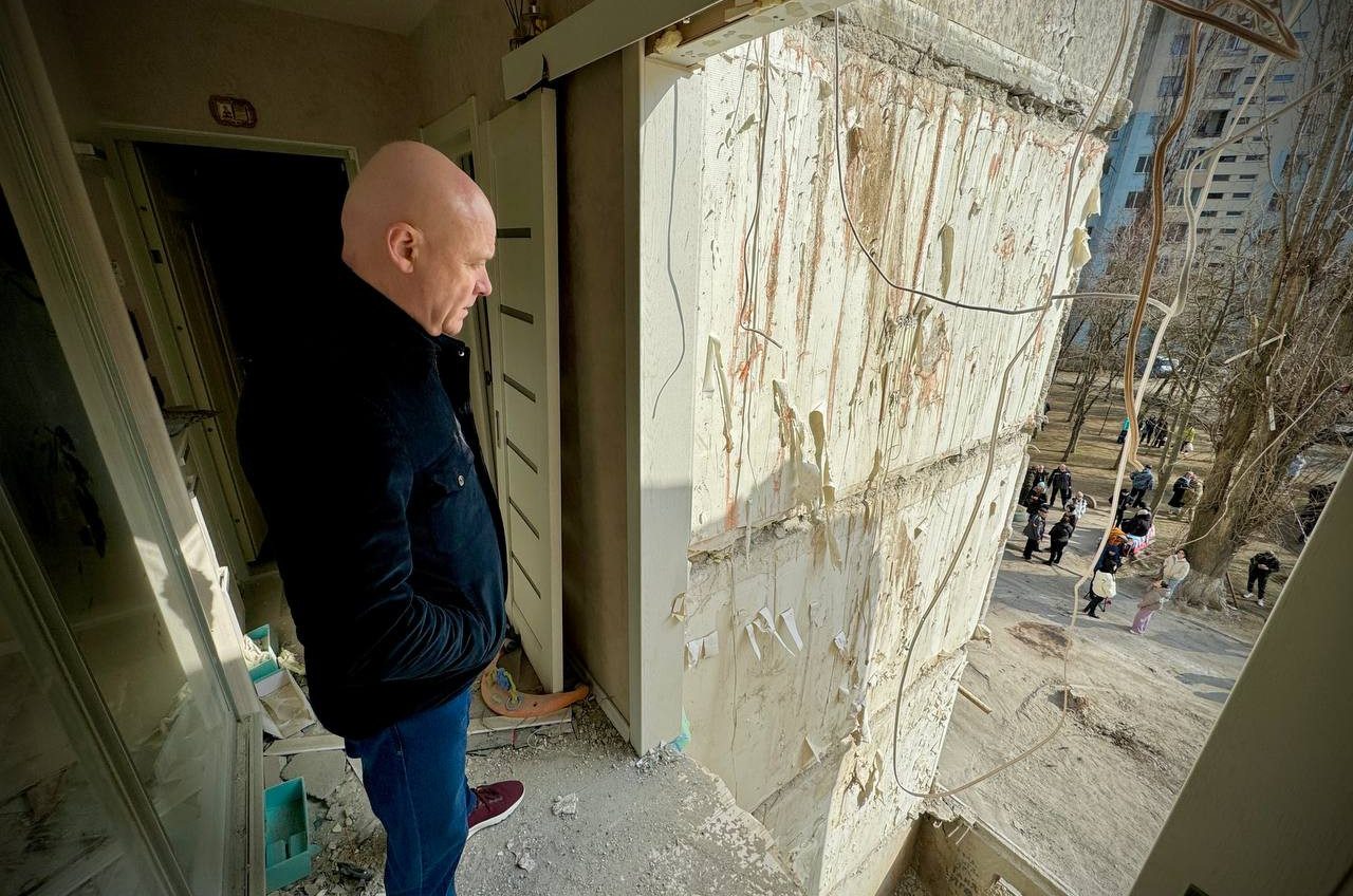 В Одесі мешканців просять не підходити до пошкодженого будинку на Добровольського: є загроза обвалу (фото) «фото»