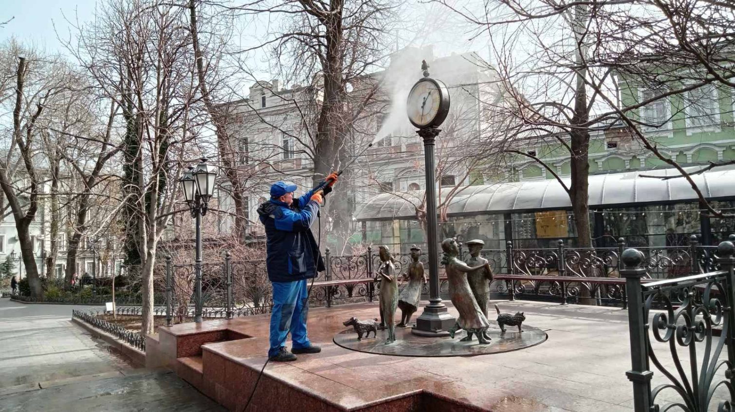 В Одесі до початку весни висаджують дерева та квіти, а також миють памʼятники (фото) «фото»