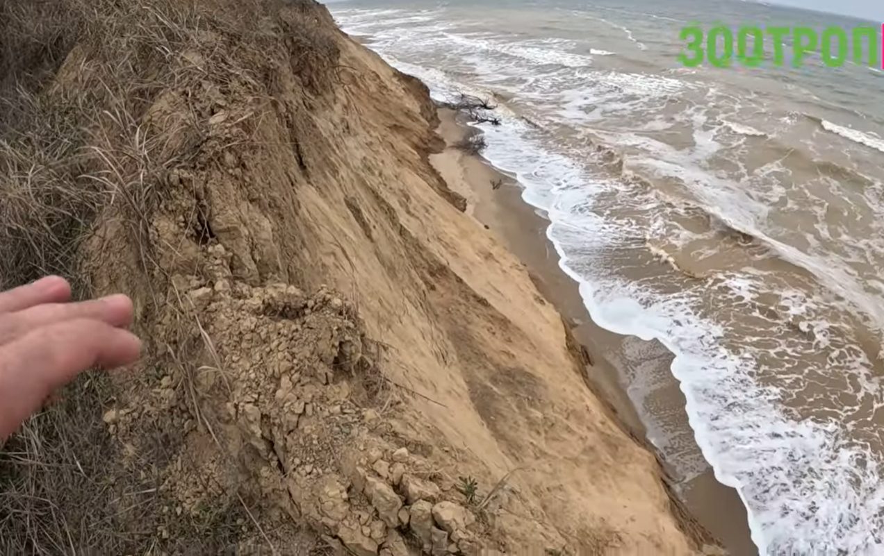 Море бере своє: у Санжейці стався черговий масштабний зсув (відео) «фото»