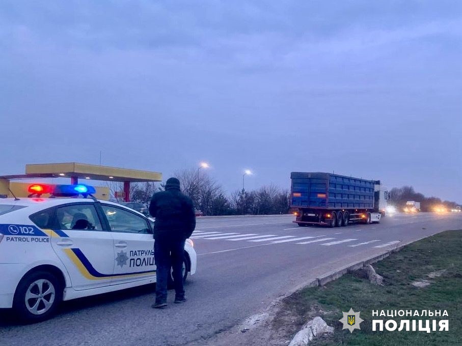 Вибігла на дорогу: на Одещині фура на смерть збила жінку (фото) usionline.com Вибігла на дорогу: на Одещині фура на смерть збила жінку (фото) «фото»