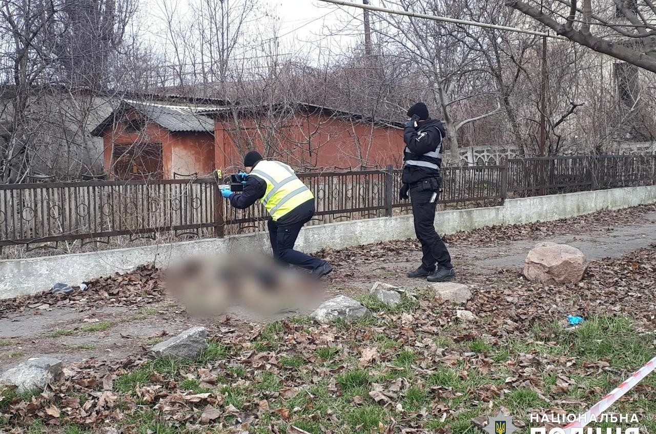 У Подільську на вулиці знайшли тіло чоловіка у військовому однострої (фото) ОНОВЛЕНО «фото»