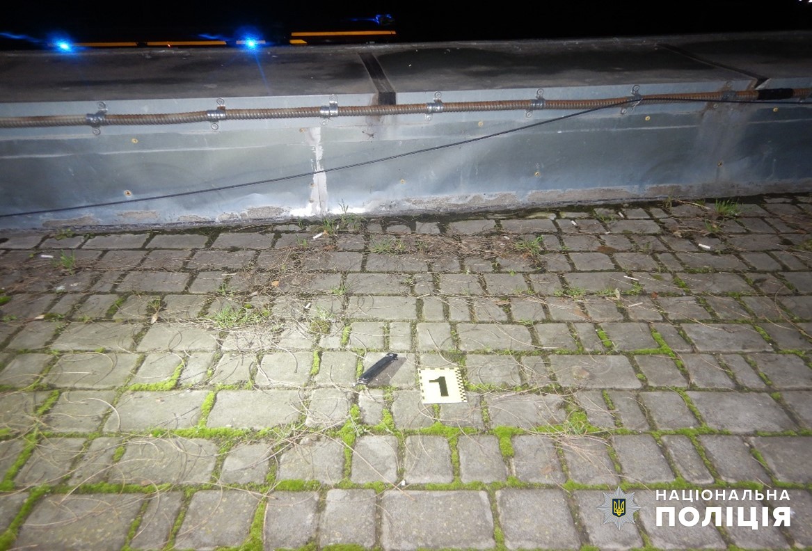 В Одесі підліток накинувся на перехожого з ножем на дитячому майданчику (фото) «фото»