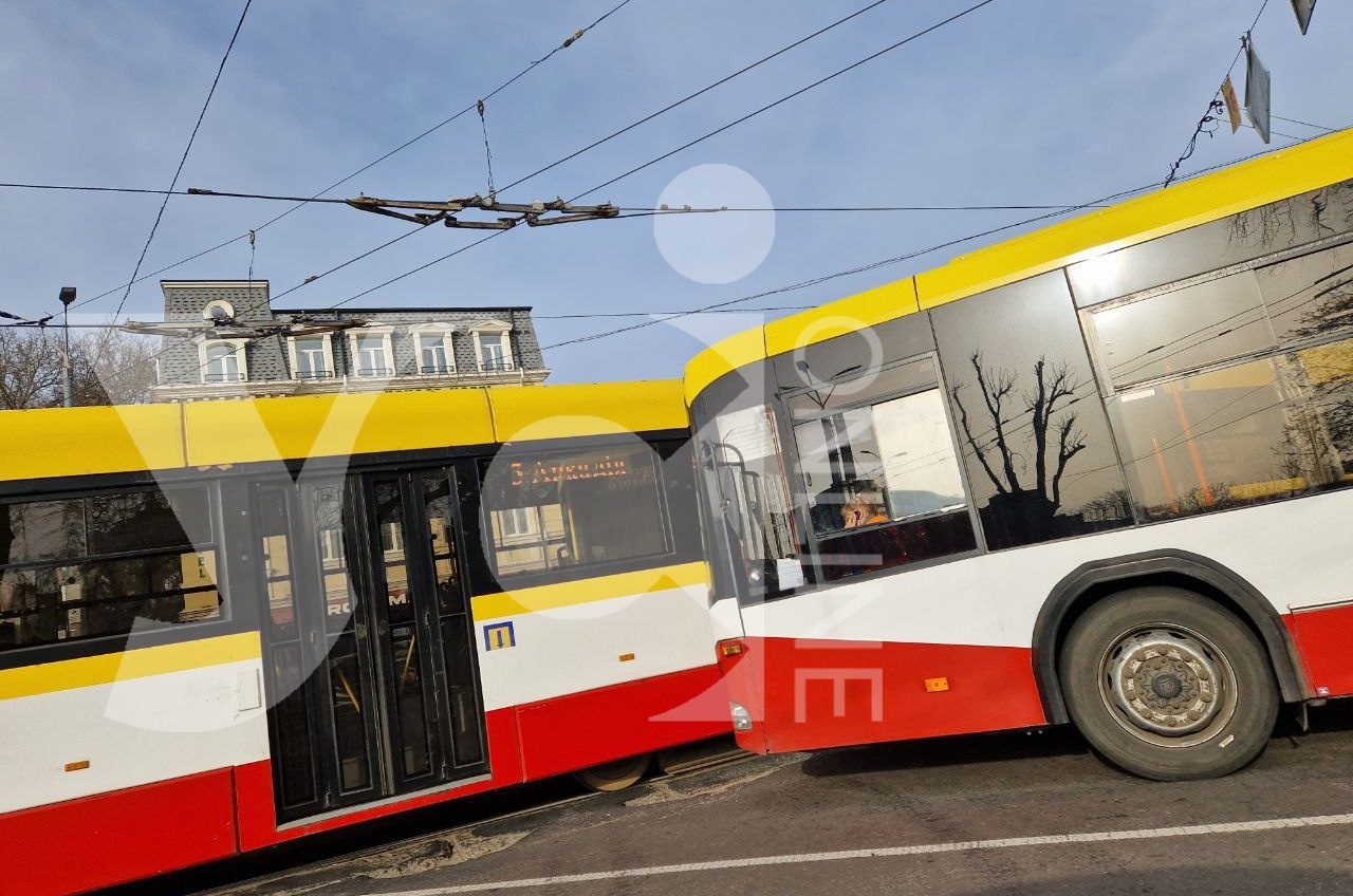 Близько Одеського вокзалу тролейбус в’їхав у трамвай «Одіссей  макс» (фото) «фото»