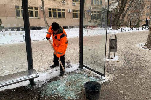 Мисливці на зупинки: з початку року в Одесі вандали розбили 13 зупинкових комплексів «фото»