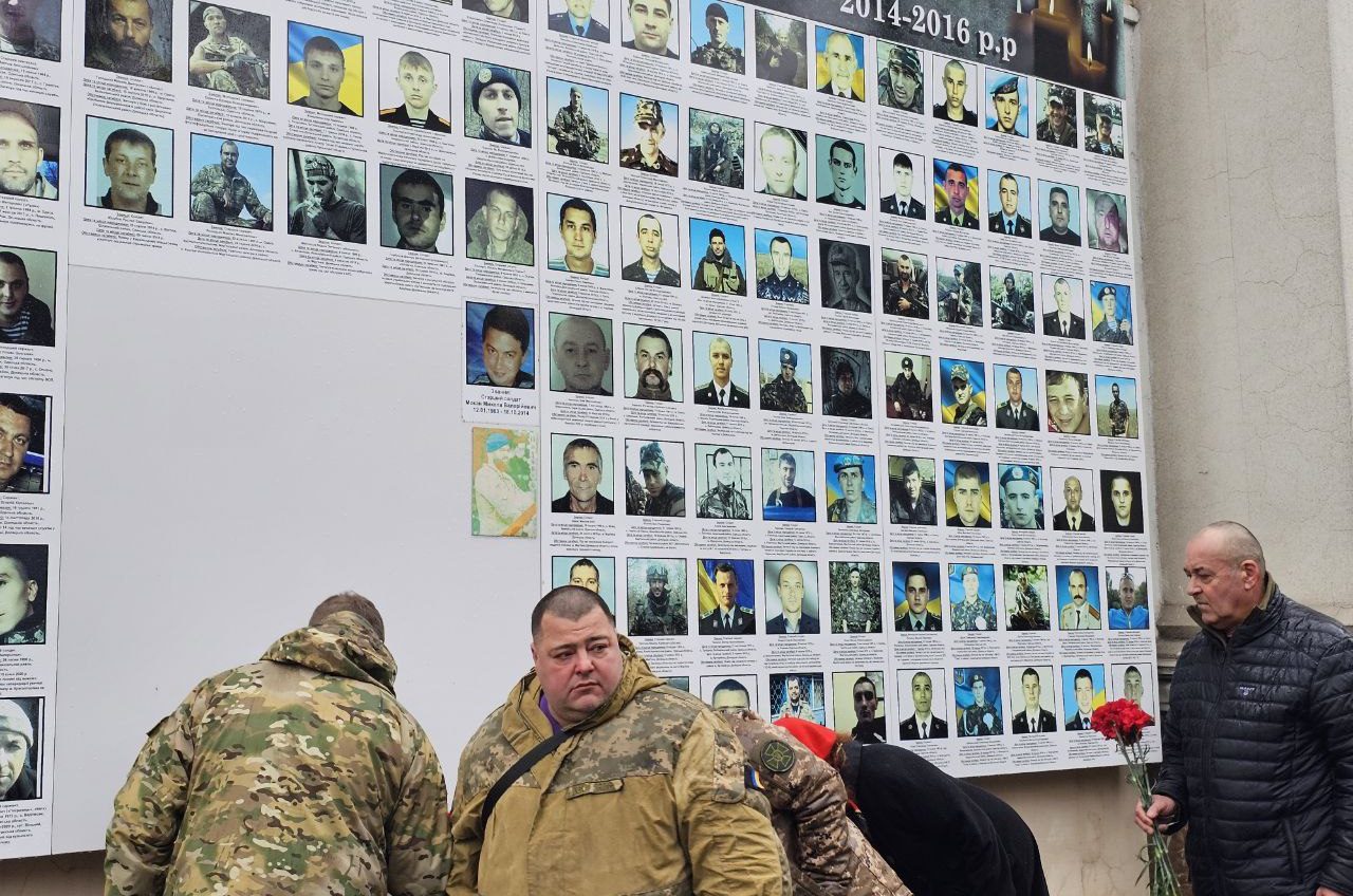 День українського добровольця: одеські воїни помолилися за загиблих побратимів (фото) «фото»