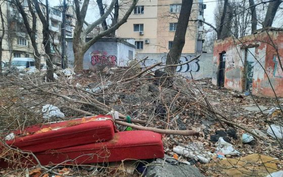 Гори сміття та будівельний мусор: у житловому кварталі центрального району Одеси помітили звалище (фото) «фото»