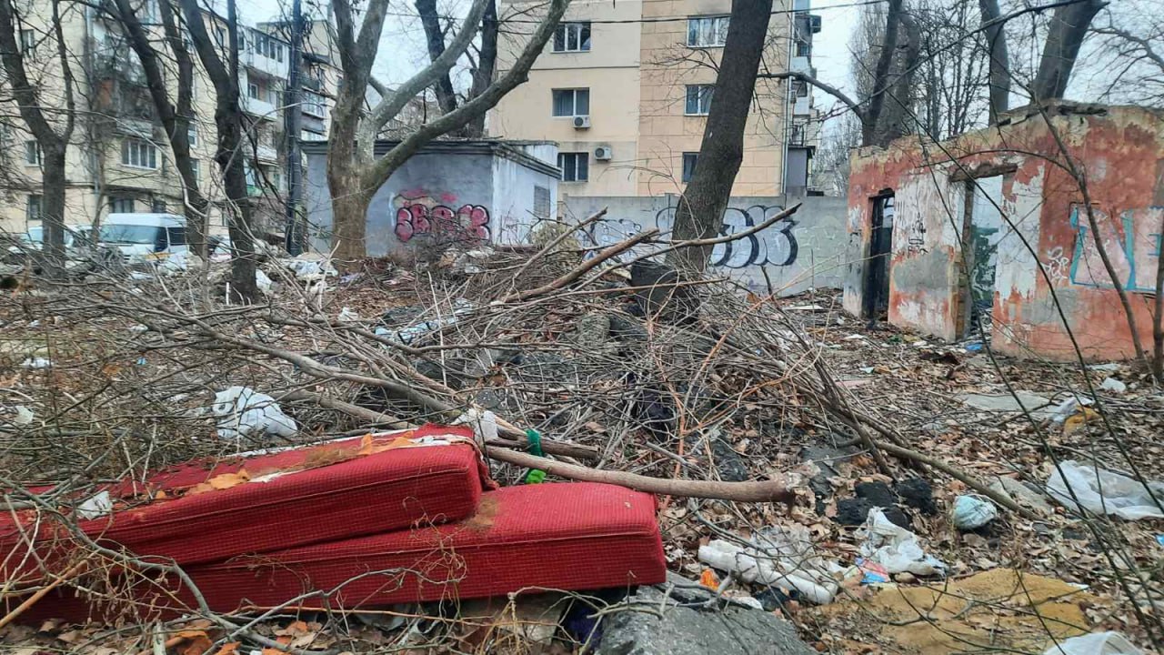 Гори сміття та будівельний мусор: у житловому кварталі центрального району Одеси помітили звалище (фото) «фото»