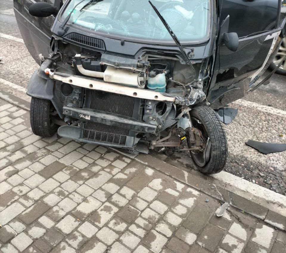 В Одесі сталася ДТП з трьох авто: чоловік та жінка звернулися за допомогою (фото) «фото»