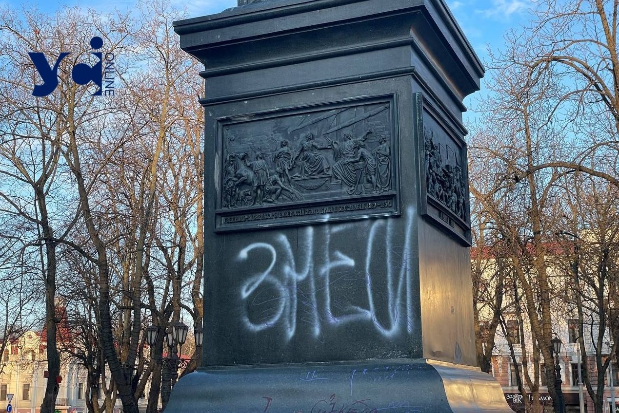 В Одесі на пам’ятнику царському чиновнику з’явився заклик знести його (фото) «фото»