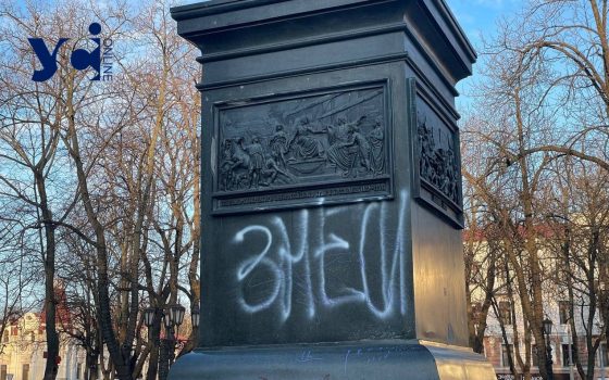 В Одесі на пам’ятнику царському чиновнику з’явився заклик знести його (фото) «фото»