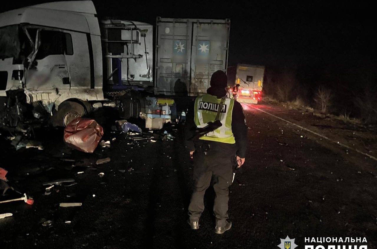 На Одещині через жорстке ДТП за участю трьох вантажівок утворився затор (фото) «фото»