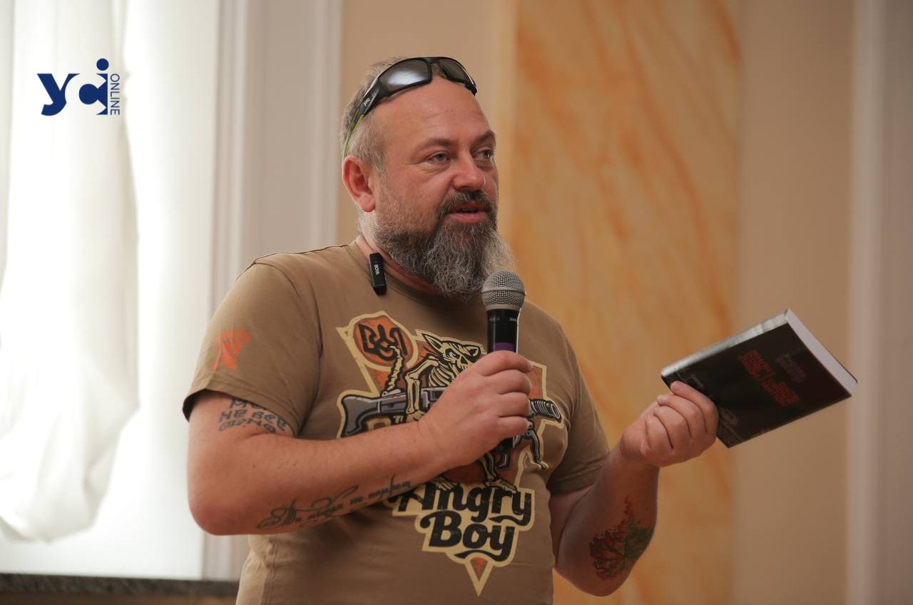 В одеському театрі Руслан Горовий читав свої твори та розповідав про волонтерство (фото) «фото»