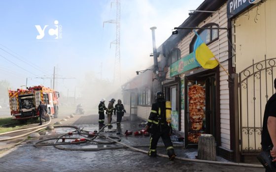 В Одесі палає кіоск з шаурмою: вогонь перекинувся на магазин (фото, відео) «фото»