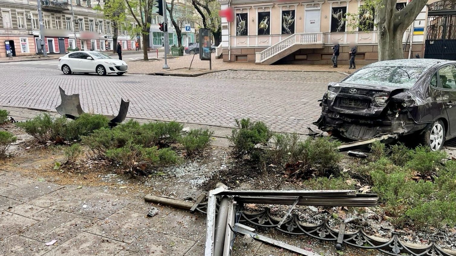 У центрі Одеси внаслідок ДТП машину викинуло на тротуар: значно постраждала дівчинка (фото) «фото»