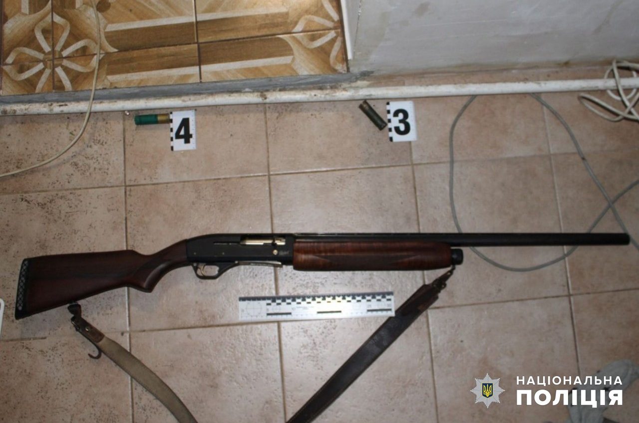 На Одещині нетверезий стрілець гатив з балкона із рушниці у напрямку перехожих (фото) «фото»