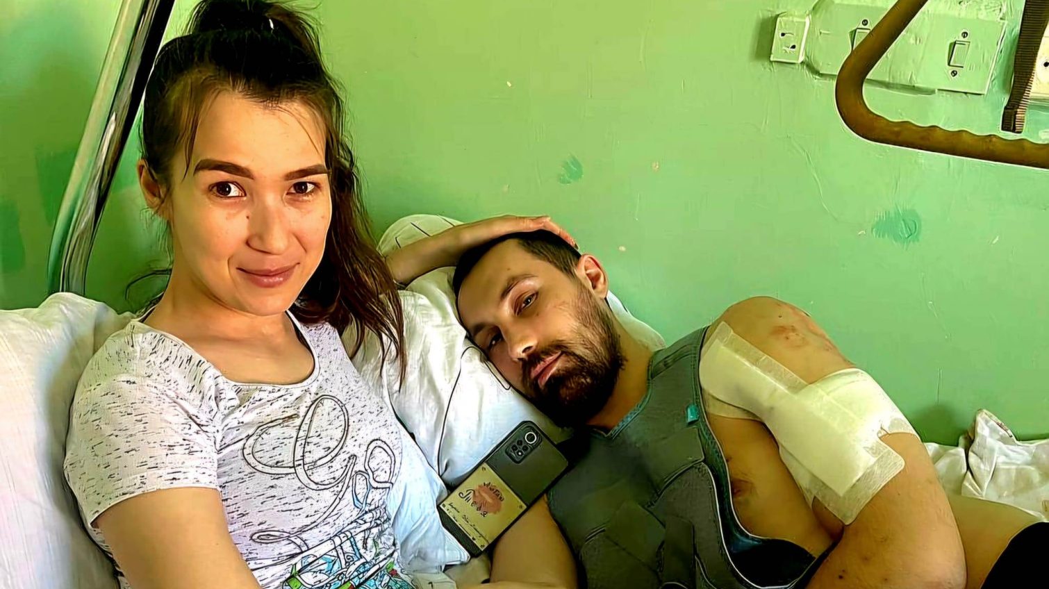 Одеські лікарі допомогли відновитися бійцю ЗСУ, який отримав поранення та зустрів своє кохання на передовій (фото) «фото»
