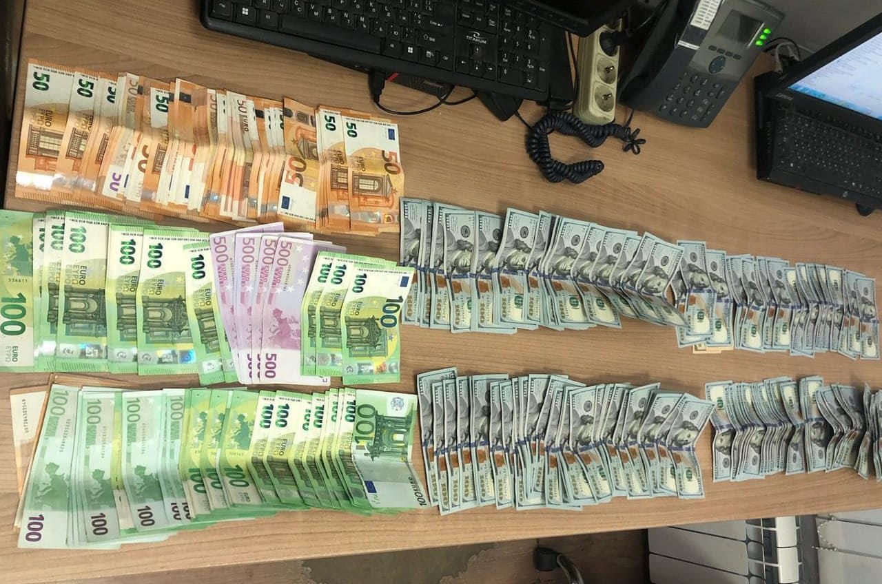 Одеські митники вилучили незадекларованої валюти на понад 3,8 млн гривень  (фото) — УСІ Online