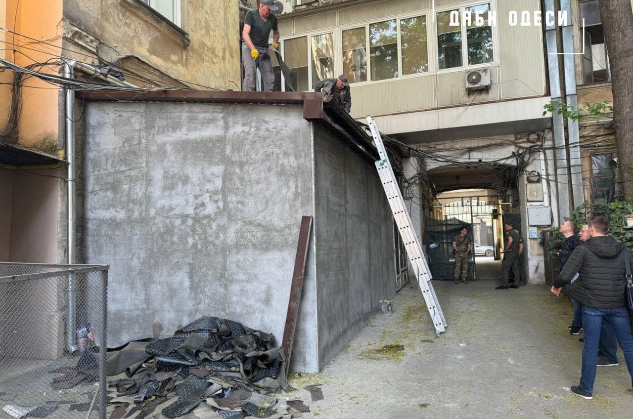 У центрі Одеси демонтували нахаббуд біля будівлі 1835 року (фото) «фото»