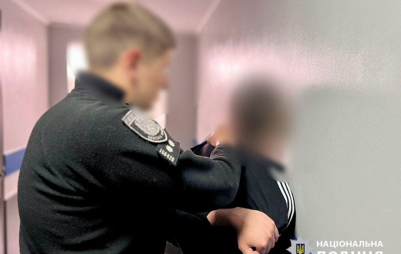 В Одесі затримали молодика, який вдарив ножем двох людей (фото) «фото»