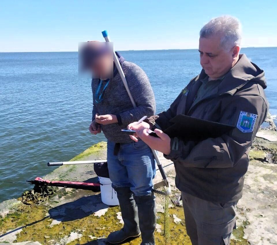 В Одесі екоінспектори почали перевірки порушень під час традиційної розваги – рибальства з пірсів «фото»