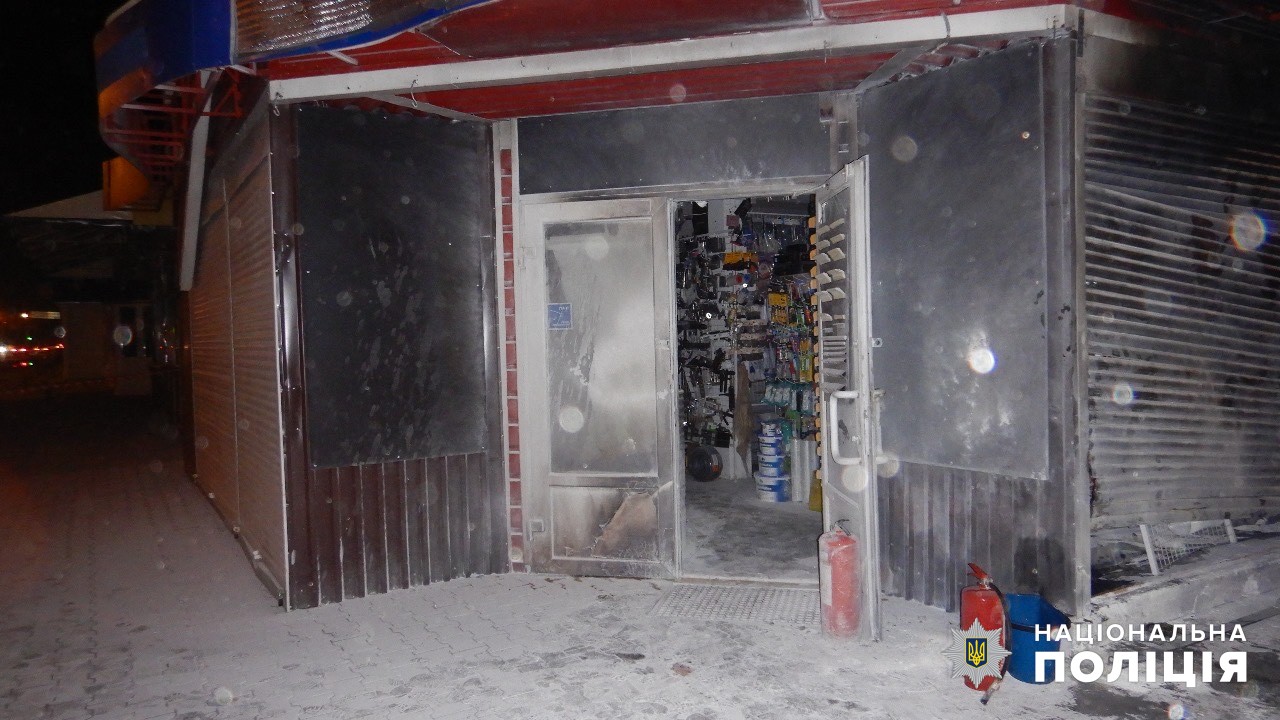 В Одесі двоє чоловіків намагалися спалити будівельний магазин (фото) «фото»