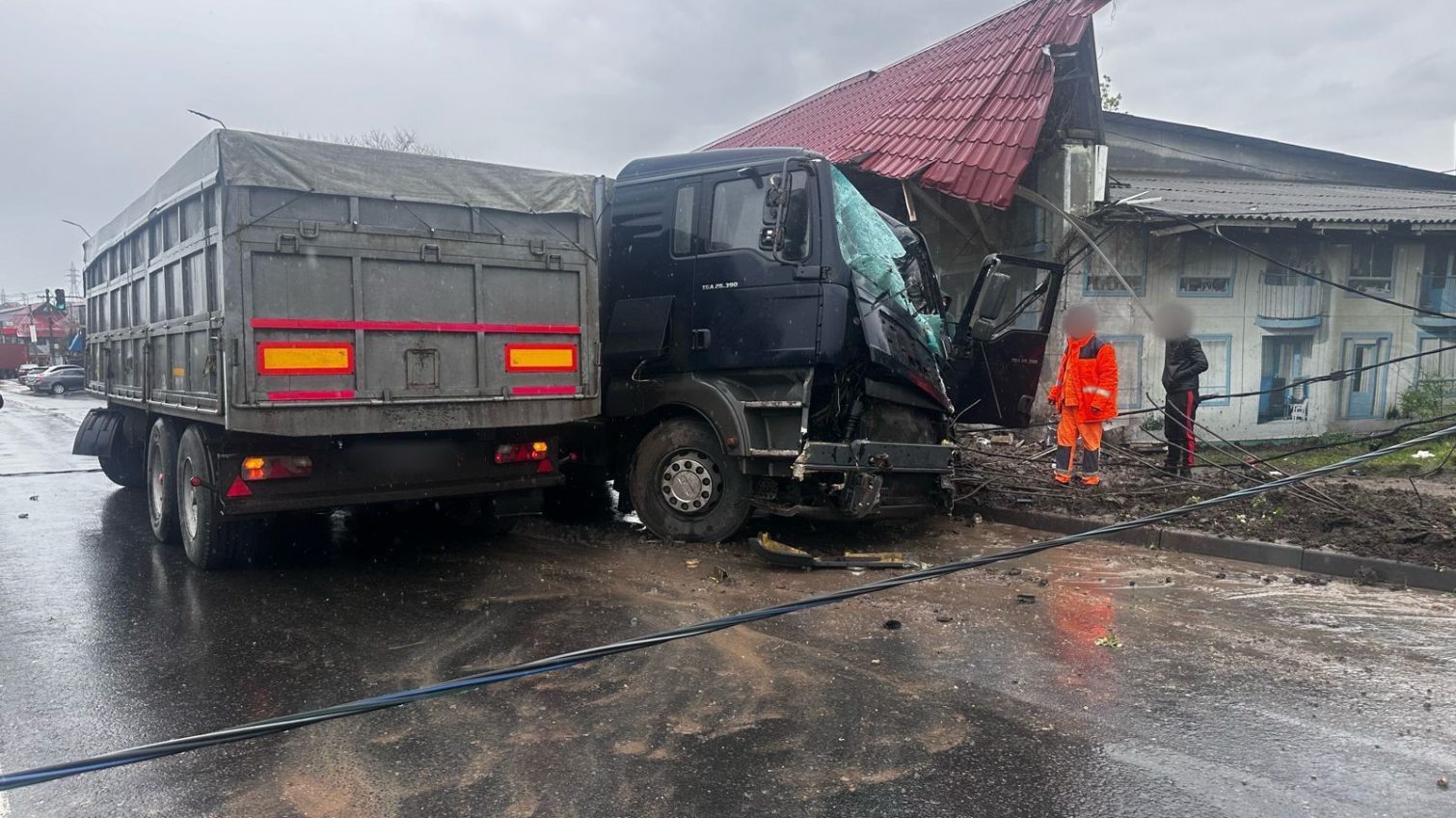 На Одещині вантажівка врізалась у стовп та обірвала електричні дроти «фото»