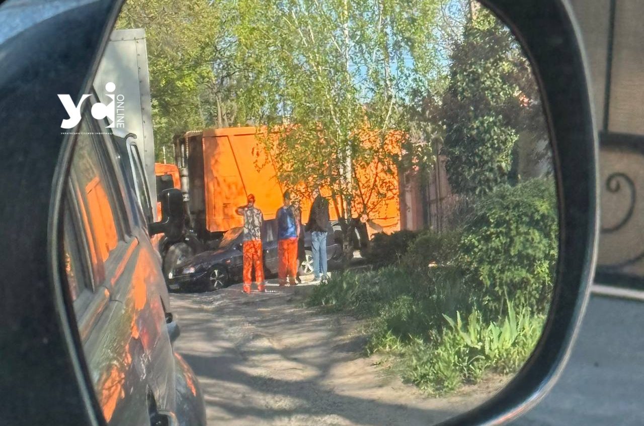 В Одесі сміттєвоз придавив легкову автівку (фото) «фото»