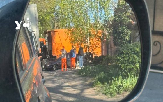 В Одесі сміттєвоз придавив легкову автівку (фото) «фото»