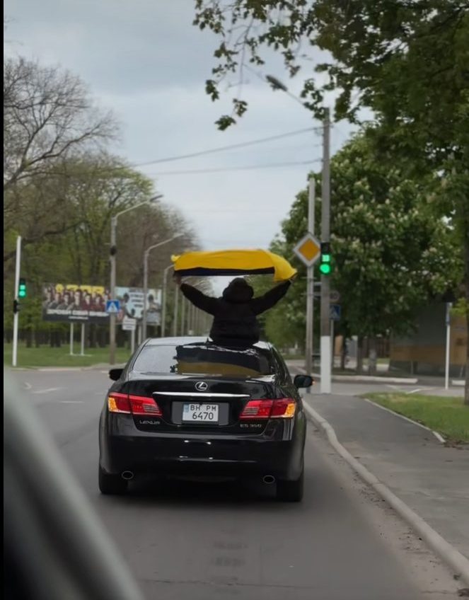 В Ізмаїлі відбувся патріотичний автозаїзд «За Україну»: понад півсотні автівок проїхались містом (відео) «фото»