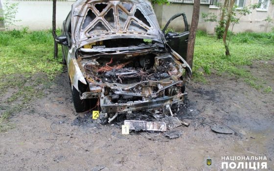 В Одесі молодики підпалили чужу машину заради відео «фото»