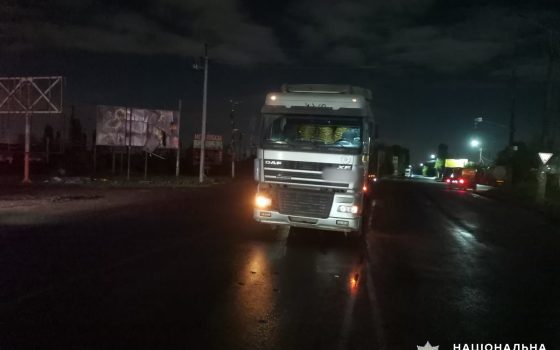 На дорозі до Чорноморська фура збила чоловіка та спричинила транспортний колапс (фото) «фото»