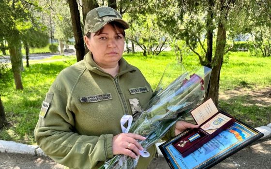 Прикордонники Одещини вручили орден «За мужність» матері загиблого побратима, який прийняв перший бій з рашистами (фото) «фото»