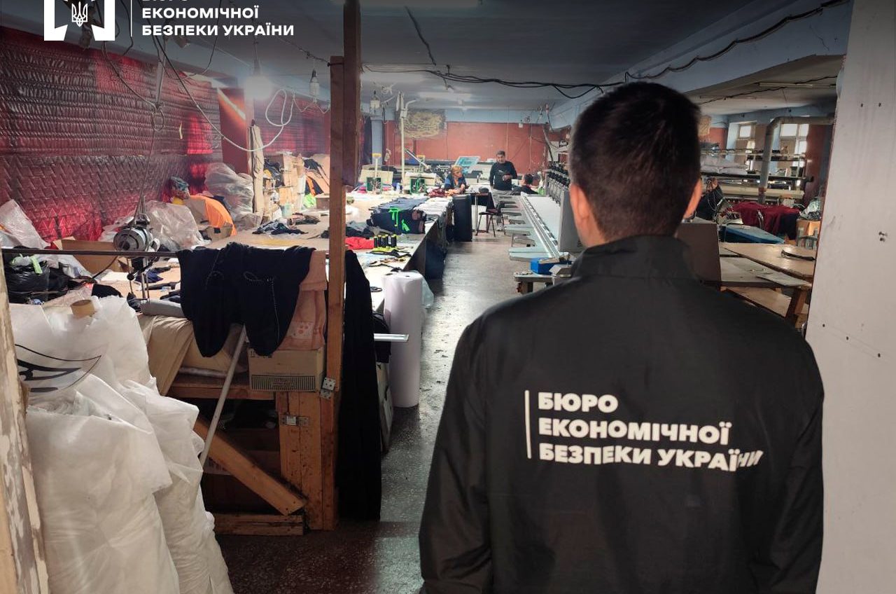 В Одесі викрили цех з виробництва підробного одягу відомих брендів (фото) «фото»