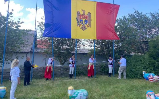 Новий рекорд України: на Одещині встановили найбільший прапор Молдови «фото»