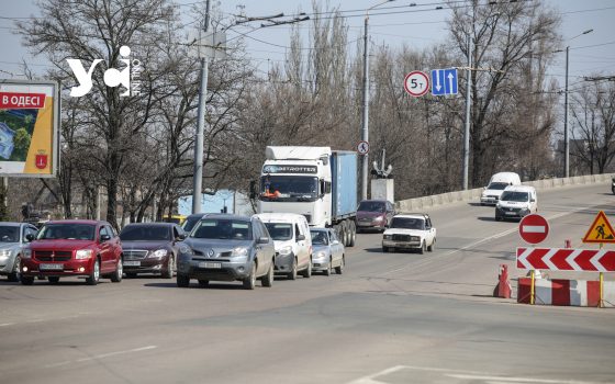 Обмеження проїзду Іванівським мостом в Одесі продовжили до кінця року «фото»