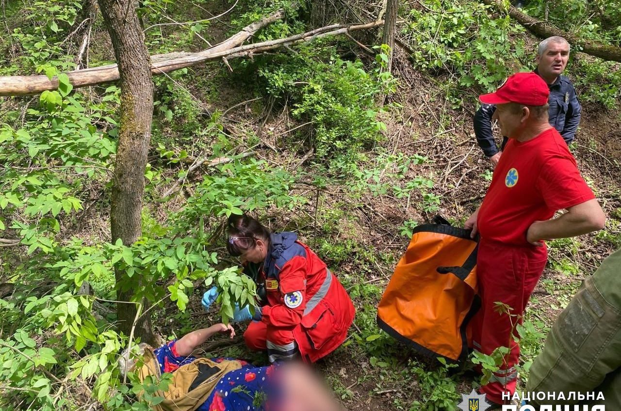 Пішла по гриби: на Одещині бабуся впала в лісовий яр і провела там три доби (фото) «фото»