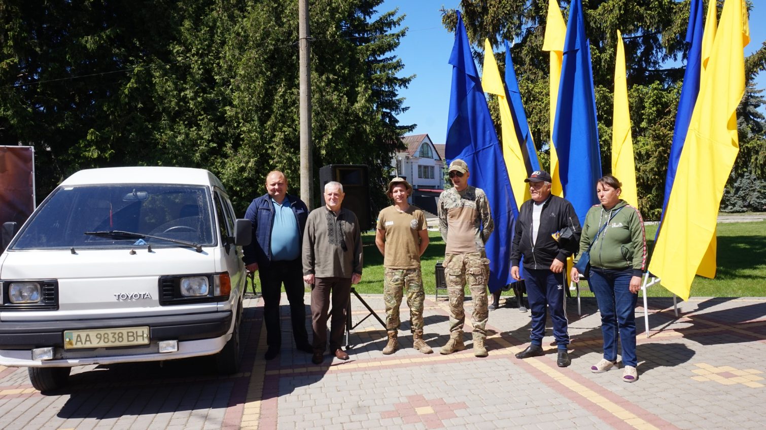 На Одещині батьки загиблого воїна придбали його побратимам мікроавтобус (фото) «фото»