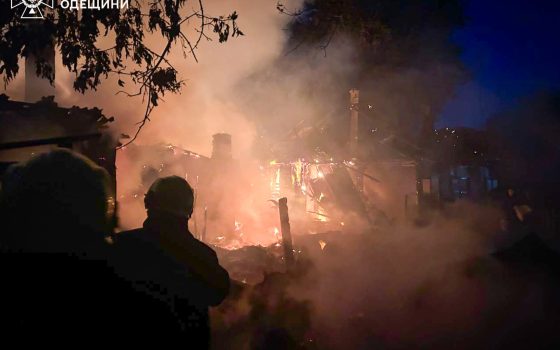 Під Одесою спалахнула велика пожежа у багатоквартирному будинку, постраждала жінка (фото, відео) «фото»