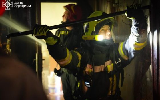 У центрі Одеси сталася пожежа у триповерхівці – її гасили понад 30 вогнеборців (фото, відео) «фото»