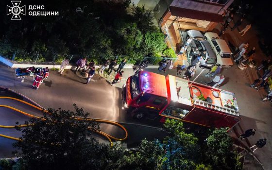 В Одесі на Бугаївській горіла 12-поверхівка: вогнеборці врятували людей та собаку (фото, відео) «фото»