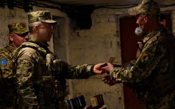 Зенітника з Одеси, який воює на Бахмутському напрямку, особисто нагородив Головнокомандувач ЗСУ (фото) «фото»