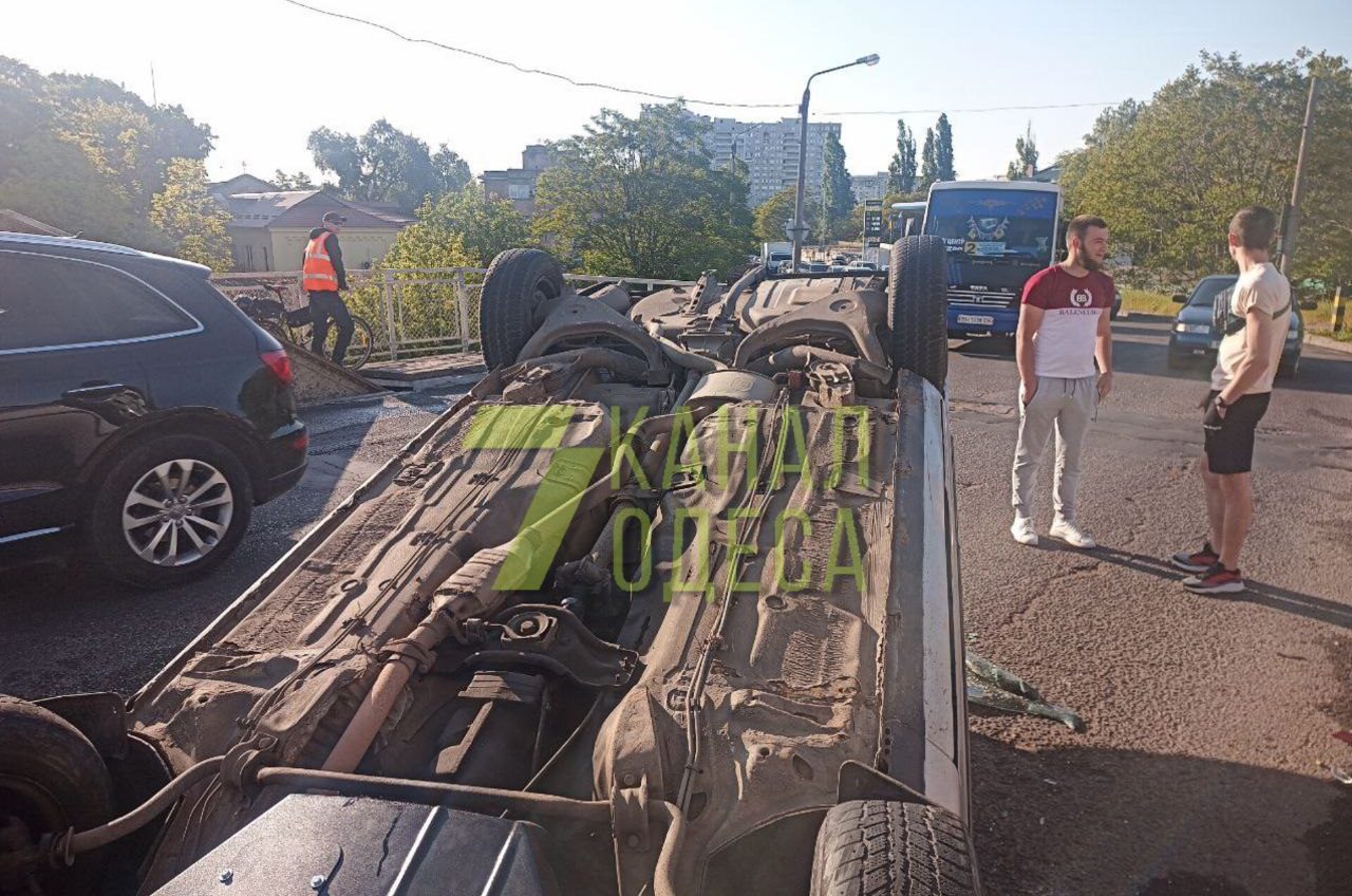В Одесі, на Горбатому мосту перевернулась автівка (фото) «фото»