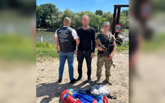 Зловили спайдермена: одесит намагався переплисти до Молдови на дитячому матраці «фото»