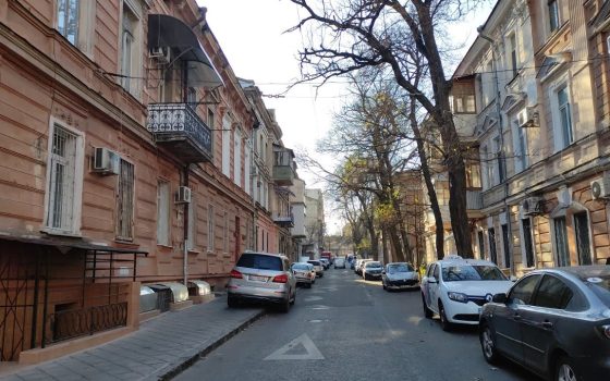 В Одесі продовжили заборону їздити і паркуватися біля будинку у центрі міста «фото»