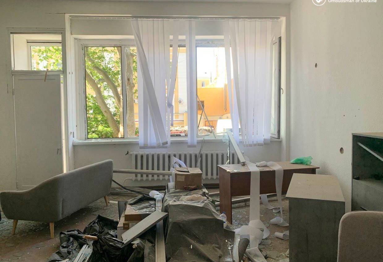 Через російську атаку постраждав офіс представництва омбудсмена в Одесі (фото) «фото»