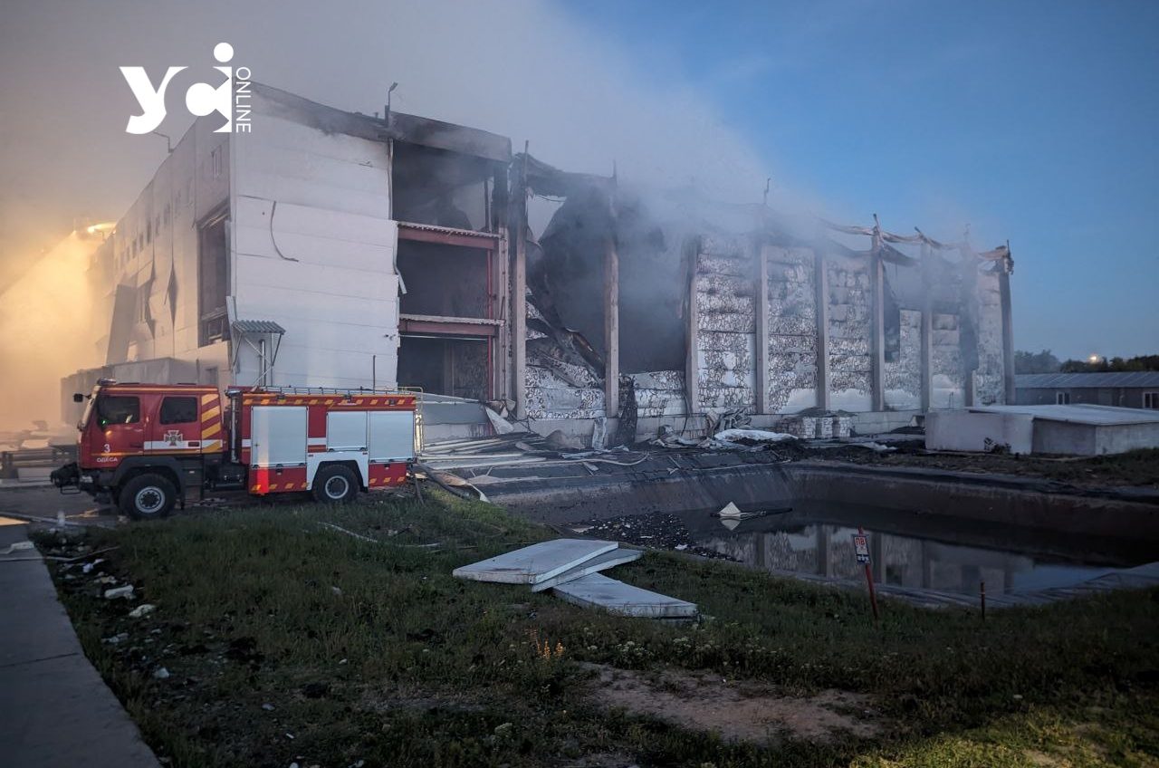 Пожежа на величезному складі, гасіння під звуки тривоги: як ліквідували наслідки прильоту під Одесою (фото, відео) «фото»
