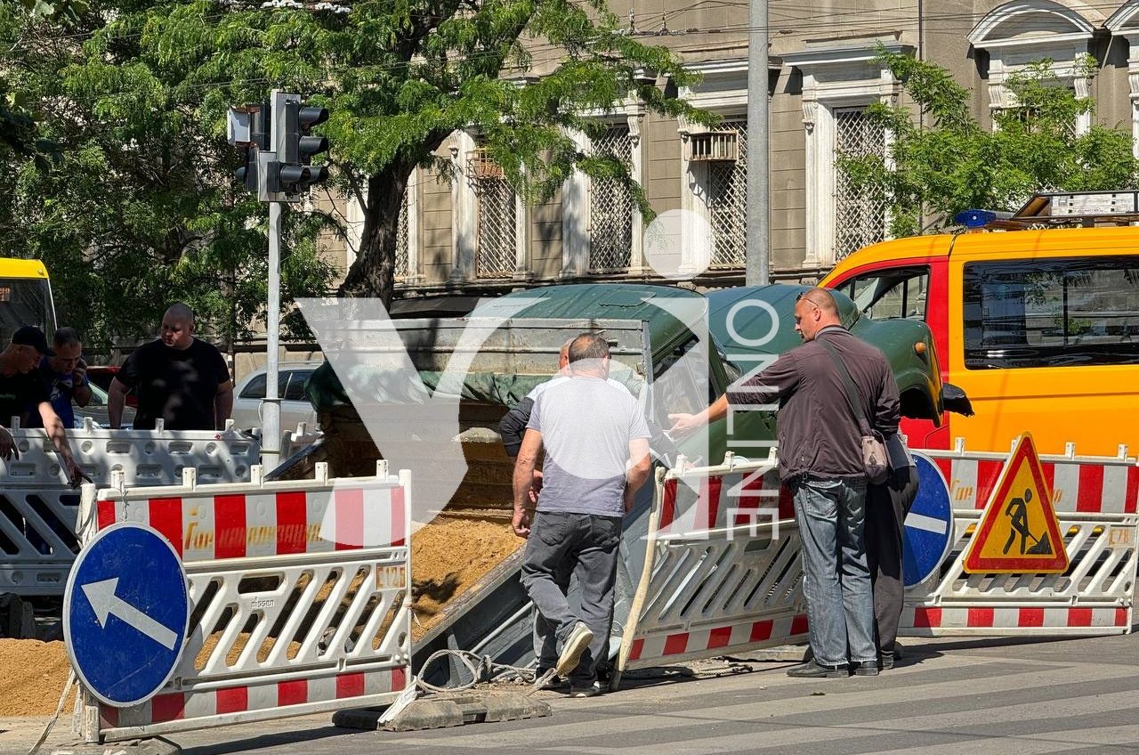 В Одесі на Великій Арнаутський вантажівка провалилася під асфальт (фото) «фото»