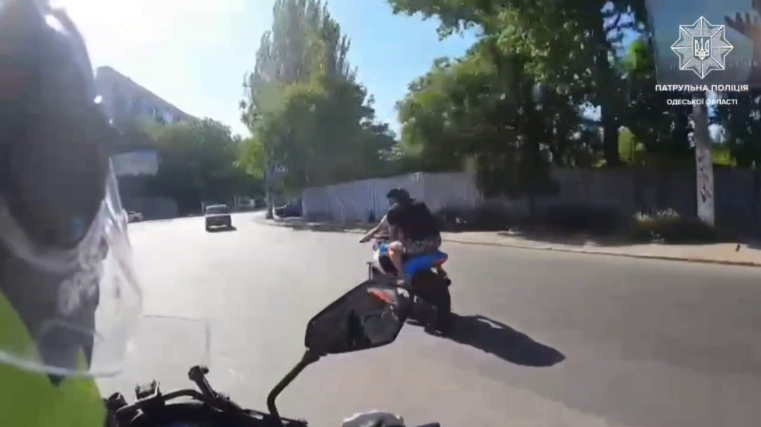 Погоня як у кіно: в Одесі мотоцикліст тікав від поліції та врізався в автівку (відео) «фото»