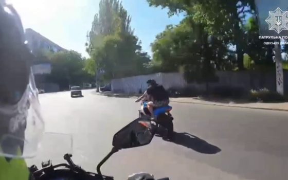 Погоня як у кіно: в Одесі мотоцикліст тікав від поліції та врізався в автівку (відео) «фото»