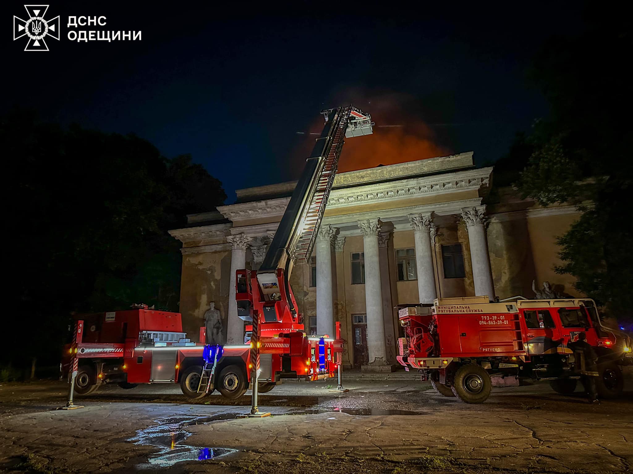 В Одесі на Овідіопільській дорозі вночі спалахнула масштабна пожежа (фото)  — УСІ Online